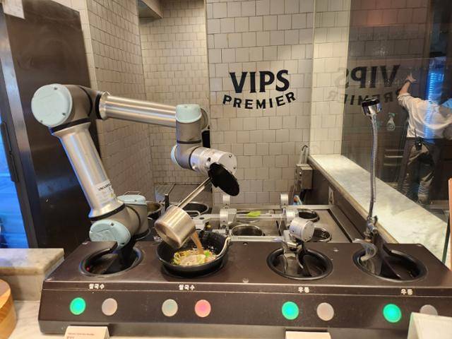 빕스 등촌점에서 쌀국수를 만들고 있는 '누들 셰프봇'. 송주용 기자