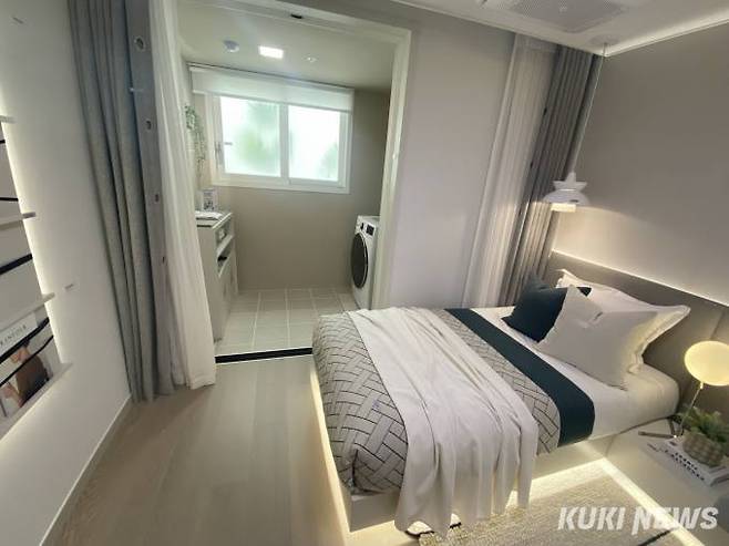 안방 옆 발코니에 세탁기를 설치한 예시. 송금종 기자