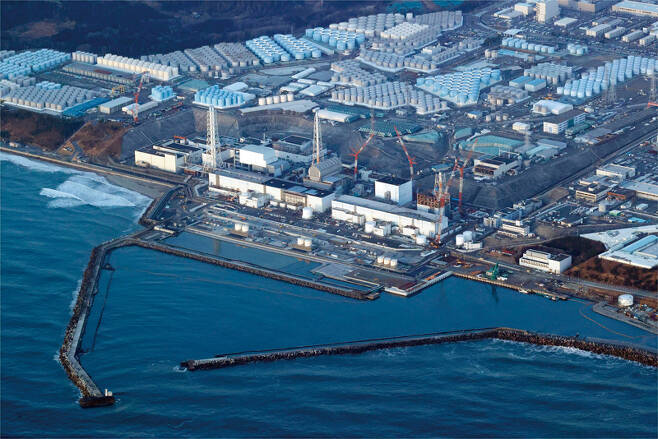 항공사진으로 2022년 3월17일 촬영한 일본 도쿄 북쪽 후쿠시마현 오쿠마 마을에 있는 후쿠시마 제1원자력발전소 전경 ⓒAP 연합