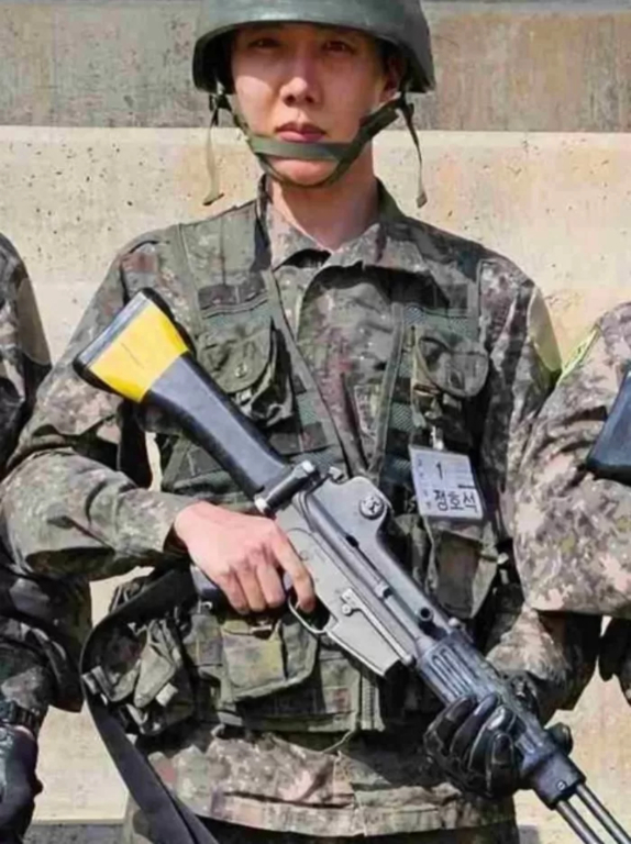 온라인 커뮤니티에 공개된 방탄소년단 멤버 제이홉의 기초군사훈련 모습. 사진 온라인 커뮤니티
