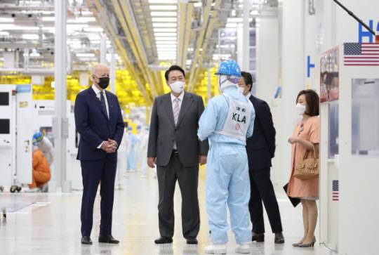 윤석열 대통령과 조 바이든 미국 대통령이 지난해 5월 경기 평택 삼성전자 반도체 공장을 시찰하고 있다. 뉴시스