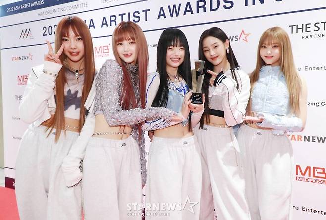 걸그룹 뉴진스가 13일 오후 일본 나고야 니혼가이시홀에서 열린 스타뉴스-미디어보이 주최 '2022 Asia Artist Awards IN JAPAN'(2022 아시아 아티스트 어워즈, 이하 2022 AAA)에서 AAA 신인상을 수상한 뒤 포즈를 취하고 있다. 스타뉴스와 미디어보이가 주최하고 Asia Artist Awards 조직위원회와 더스타파트너, 컬쳐 엔터테인먼트가 공동 주관하는 글로벌 NO.1 시상식 '2022 AAA'에는 올 한 해 동안 국내외에서 많은 사랑을 받은 가수, 배우들이 참석해 눈을 뗄 수 없는 화려한 글로벌 축제의 장을 펼친다. 2022.12.13 /사진=이동훈 기자 photoguy@