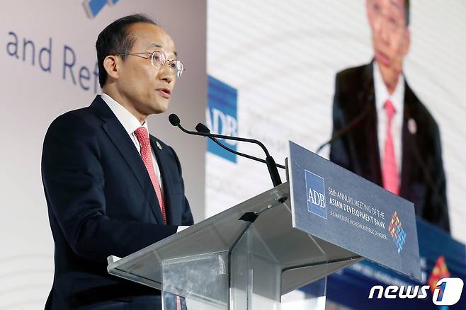 추경호 경제부총리가 2일 오전 인천 송도컨벤션센터에서 열린 '제56차 ADB 연차총회' 한국세미나의 날에 참석해 개회사를 하고 있다. 2023.5.2/뉴스1 ⓒ News1 민경석 기자