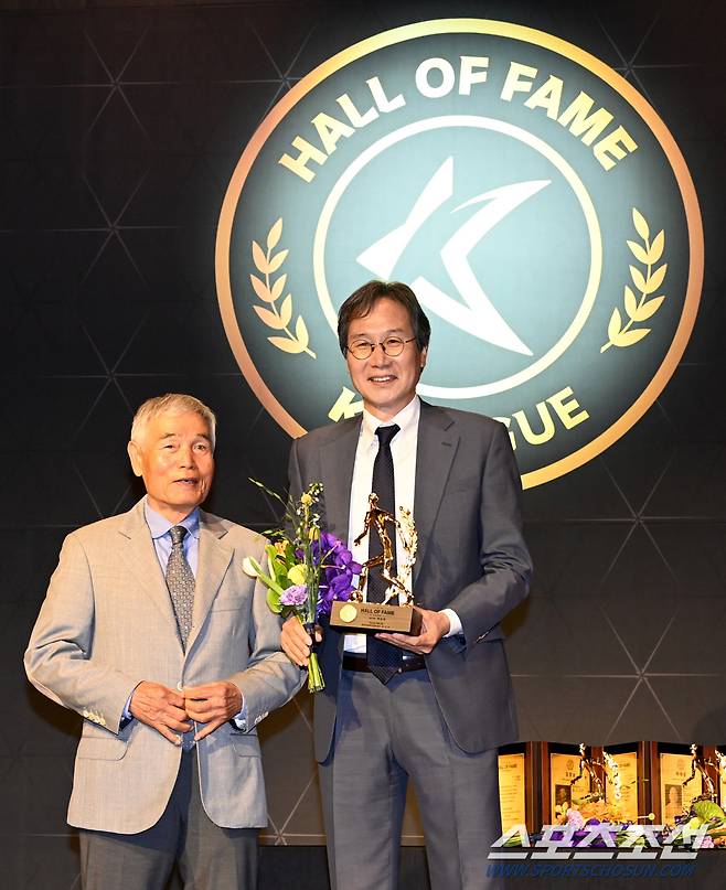 K리그 명예의 전당 헌액식이 2일 앰버서더 서울 풀만 그랜드볼룸에서 열렸다. 초대 헌액자로는 선수 부문에 최순호 수원FC 단장과 홍명보 울산 현대 감독, 신태용 인도네시아 대표팀 감독, 이동국 전 대한축구협회 부회장이 이름을 올렸고, 지도자 부문 김정남 전 울산 감독, 공헌자 부문엔 고(故) 박태준 포스코 명예회장이 선정됐다. 최순호 감독이 이회택 OB축구회 회장에게 트로피를 받고 있다. 허상욱 기자wook@sportschosun.com/2023.05.02/