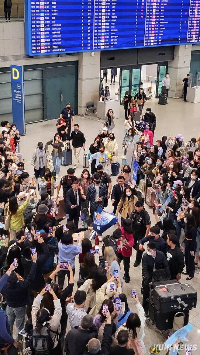 8명의 보안 경비 인력이 인파를 통제하는 모습. 사진=조은비 기자