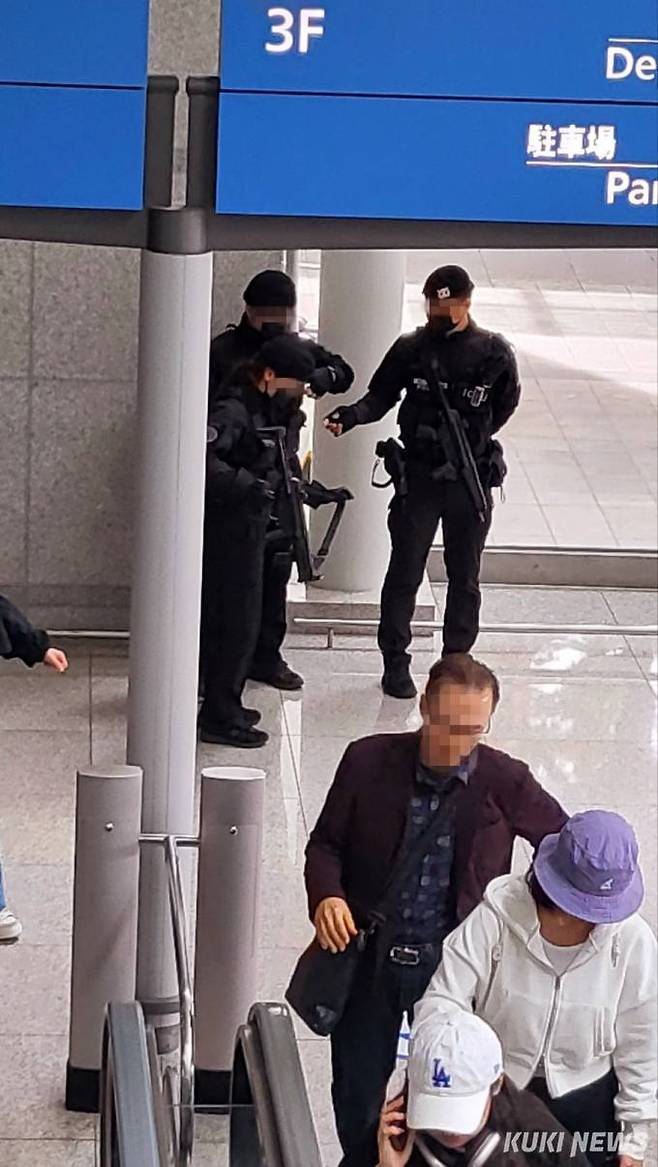 인천공항 보안 경비인력들이 대화를 나누는 모습. 사진=조은비 기자