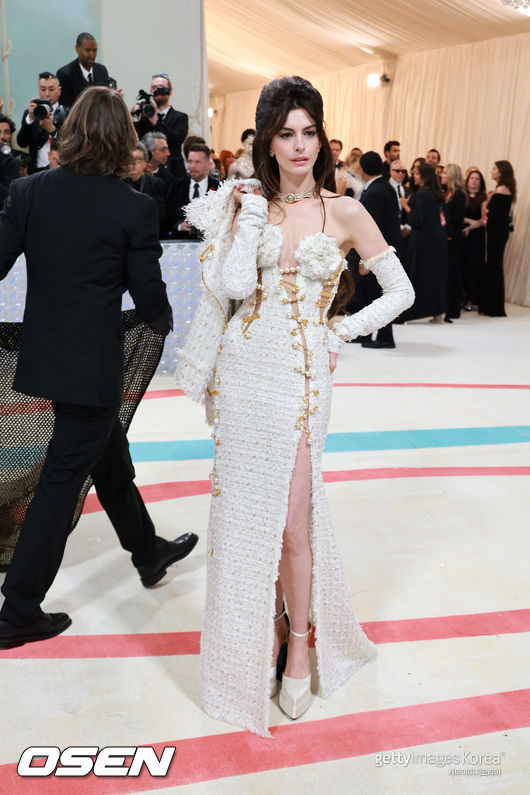 Anne Hathaway , ' Safety pin Dress ' .. Gala Rizzatto