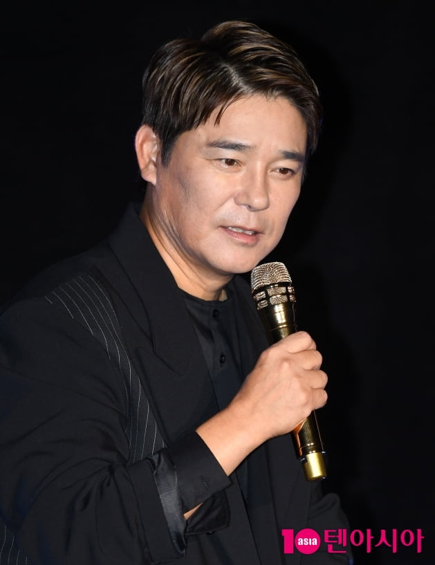 It is noteworthy how the controversy over Singer Im Chang-jung, who has been suspected of participating in stock price manipulation, has been raised again.According to JTBC The Newsroom on the 2nd, Im Chang-jung was a stradivarius in a contract with HInvestment consulting firm Radokyun representative to buy a golf course in the United States of America California earlier this month.The representative is a key figure in the suspicion of Falsify, which was triggered by the stock price collapse of Societe Generale (SG) Pakistan Stock Exchange.According to The Newsroom, La representative has actually signed a contract with the Golf course, paying more than 20 billion won in the first payment.The seller is known as a major player in the golf world, which has more than 20 golf courses overseas, including the prestigious Golf course of the United States of America.Yoo Chairperson said in an interview that Im Chang-jung also came with me at the time of the contract. I first saw Im Chang-jung at that time.Im Chang-jung The kids are playing golf in Canada, he said. So I know golf well, and its really good to come and see it. Yoo Chairperson learned about La representative in November last year with the introduction of former chairperson of domestic luxury resort group Ananti.Yoo Chairperson has given La Representative 2 billion won, and La Representative is said to have gained the trust of Yoo Chairperson with nearly 1.5 billion won in the first few months.Since then, Yu Chairperson has signed a contract to divide the shares of La representative and Japan Golf course by half, but it eventually became a waste.(Yoo Chairperson) has now lost all of his investment money and is in debt, and has asked La Representative to drop an advertisement for the Japan Golf course, The Newsroom said.Meanwhile, Im Chang-jung has recently been suspected of participating in Falsify, a stock price related to the collapse of foreign Pakistan Stock Exchanges Societe Generale (SG) Pakistan Stock Exchange.Im Chang-jung, who complained that he did not know stock price manipulation, claims to be a victim, saying that he was sitting on a debt of 6 billion won.However, Im Chang-jung was controversial because it was known that the company participated in investment events such as the so-called 1 trillion party hosted by Falsify.In response, Im Chang-jung said, I attended as a guest, not as a member of the organizer, adding, I am considering a hard-line response (to false information).