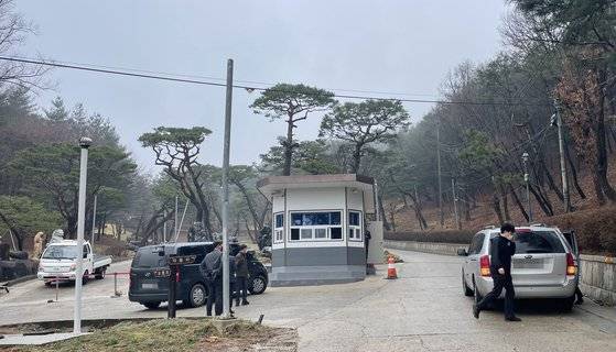 금산 JMS 수련원 앞 대기 중인 수사관들 (금산=연합뉴스) 강수환 기자 = 기독교복음선교회(통칭 JMS) 총재 정명석 씨의 여신도 성폭행 혐의 사건과 관련 압수수색을 진행 중인 대전지검과 충남경찰청 수사관들이 23일 충남 금산 월명동 수련원 앞에서 대기하고 있다. 2023.3.23. swan@yna.co.kr (끝) 〈저작권자(c) 연합뉴스, 무단 전재-재배포 금지〉