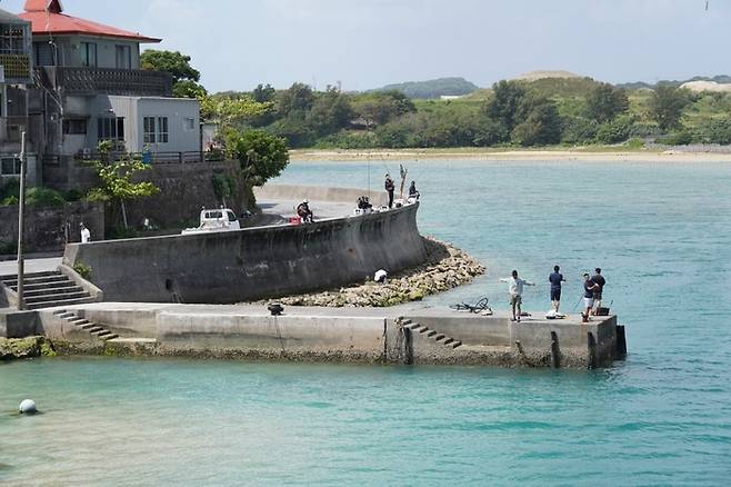 오우섬에서 낚시를 하고 있는 현지인들. /사진= 강예신 여행+ 기자
