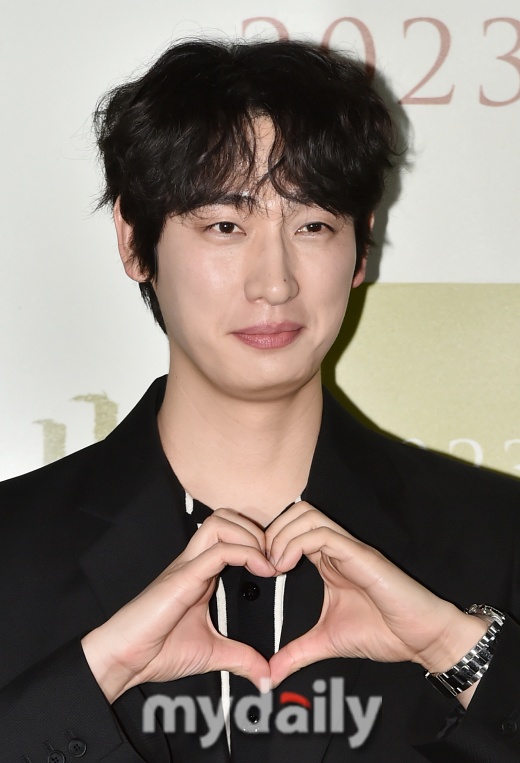 Actor Yoon Park, 35, puts on a model bride-to-be and a marriage ceremony.On March 3, Aitch & Entertainment announced that Yoon Park will sign Floating Cityadjudication on September 2.According to agency officials, Yoon Parks prospective brides job is known as a fashion model.The marriage ceremony is held in Seoul, and is held privately in the presence of close friends and family members. The agency said, Yoon Park has established a marriage based on trust and respect with the prospective bride.The two of them have been a serious meeting, giving strength to the inters in the deep Belief and Love towards the inters. I am always grateful to those who love and love Yoon Park with a warm heart, he said. I hope you will bless a forward day for two people who are in the process of building a home and a new Departure.In addition, after the marriage, Yoon Park, who will continue to be more active as an actor, should send a lot of support. Yoon Park also announced the marriage directly through a handwritten letter. On this day, Yoon Park said, It is awkward and frustrating to try to write a pen like this.The reason I wrote carefully is that I promised to be with my lover for the rest of my life this fall, and to tell you this news. Yoon Park said of the bride-to-be, I have given me a lot of love and belief during my time together, and the happiness and stability that the inters feel has determined this moment.I would be grateful if you could bless our forward day with joy so that we can build a good home.I will also promise you that I will continue to show you a good picture as an actor. On the other hand, Yoon Park will appear on the cable channel tvN new monthly drama Profit Fraud which will be broadcasted on the 29th, and the movie Swallow and JTBC new drama Doctor Slump will be released.Hi, this is Aitch & Entertainment.Id like to share with you some good news regarding our actor Yoon Park.Yoon Park will host a Floating City Adjudication on September 2nd.Yoon Park has established a relationship with the bride-to-be based on trust and respect, and the two have continued a serious relationship, giving strength to the inters in Belief and Love for the inters.The ceremony will be held privately in Seoul, with close friends and family members. I would like to ask for your understanding in advance that it is difficult to cooperate with the coverage and filming on that day.I would like to express my sincere gratitude to those who always warmly watch and love Yoon Park Actor, and I hope that you will bless a forward day for two people who are in the process of forming a home and a new Departure.In addition, please send a lot of support and love to Yoon Park, who will continue to be more active as an actor to repay the congratulations and warm encouragement of many people after marriage. Thank you.
