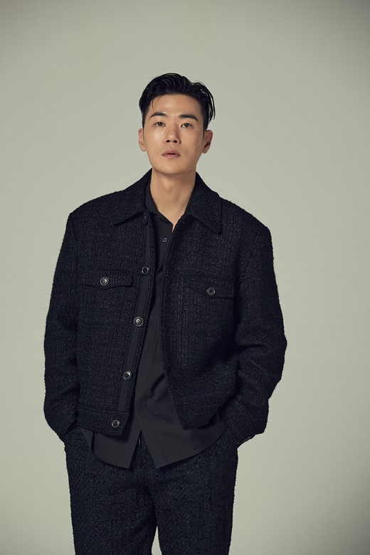 Actor Kim Kang-woo exuded masculinity.On the 3rd, the agency IOK Company released a new profile picture of Kim Kang-woo through the official SNS.In the open photo, Kim Kang-woo draws attention with his short hairstyle, black turtleneck, leather jacket and dandy suit.He has a variety of moods with his eyes and pose changing every moment, and he is captivating his eyes as if he were a picture.Especially, it has a chic charm with its thick eyes and intense eyes, as well as a deepening sense of masculinity and charisma.Kim Kang-woo, who is showing deep acting and heavy charisma in every work by going back and forth between the screen and the cathode ray tube, will return to the screen through the films The Return of the Prince and The Tyrant after the JTBC drama The Peacock City, a comprehensive programming channel, heralding a ten-day journey in 2023.Park Hoon-jungs new film The Confucius, which is scheduled to open in June, has gathered a lot of attention early on with appearances by Kim Sun-ho, Kang Tae-joo and Goa. Kim Kang-woos performance in the play is expected more.