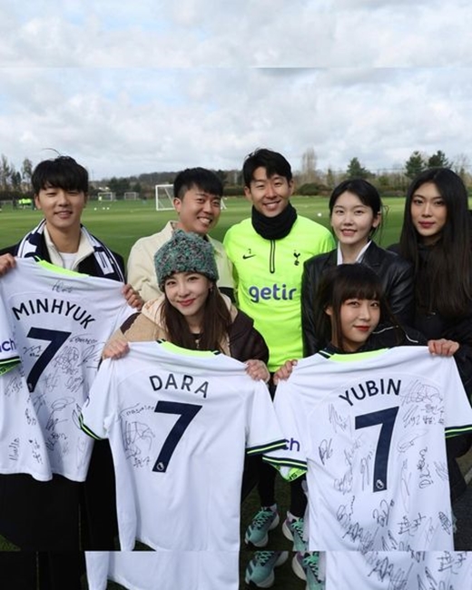 Model and actor Shim Sooung, 28, has released a surprise authenticated shot with footballer Son Heung-min, 30.Shim Sooung said on the 3rd, I have had a great experience with AIA Life and Tottenham invitations, and shared photos with several people, including Meet the players at home games.It appears to be a picture taken at Son Heung-mins team Tottenham Hotspur FC training ground in the English Premier League. Shim Sooung in a leather jacket poses with a smile next to Son Heung-min.Son Heung-min, wearing a fluorescent training suit, is also looking at the camera with a distinctive bright smile next to Shim Sooung.Shim Sooung also released a photo of himself sitting in a comfortable position in the stadium, and Yubin (Kim Yubin and 34), a former member of the girl group Wonder Girls, is posing nicely next to Shim Sooung.Shim Sooung also released a memorial photo with those who met Son Heung-min together.Including Yubin, Sandara Park (38), a member of girl group 2NE1, Kang Min-hyuk (31), a member of idol band CNBLUE, Kim Jin-jung (Kim Chan-hee and 33), a soccer creator, and Inadine (23), a YouTuber from Solo Hell Season 2.Chef Lee Yeon-bok (63), who saw the photo, commented, Wow ~ I envy you ^^.Meanwhile, Son Heung-min scored 10 goals in the Premier League 34th round Liverpool away game on the 1st of the day.That set a milestone for Son Heung-min: double-digit scoring in seven consecutive seasons in the Premier League.In addition, Son Heung-min has scored 103 goals in the Premier League and has been ranked 32nd in the Premier League with Cristiano Ronaldo (38).