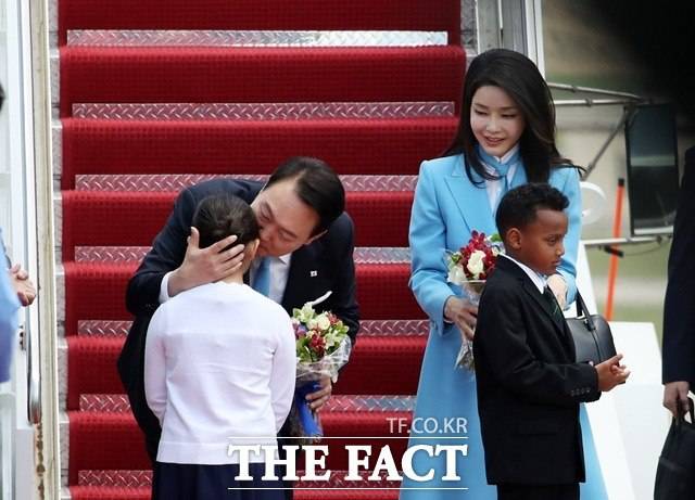 캘리포니아주 형법은 '성적 학대'에 '성적 의도'를 포함해 정의하고 있다. 미국을 국빈 방문한 윤석열 대통령과 김건희 여사가 지난달 24일(현지시간) 오후 워싱턴DC 인근 앤드루스 공군기지에 도착해 꽃다발을 선물한 화동과 인사하고 있다. /뉴시스