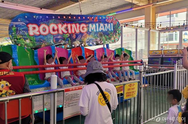 어린이날을 하루 앞둔 4일 오전 11시쯤 경기 양주시에 있는 테마파크 두리랜드. 고양시 일산동구 풍동의 한 어린이집 원생들이 놀이기구 '양탄자'를 즐기기 위해 기다리고 있는 모습./사진=김도균 기자