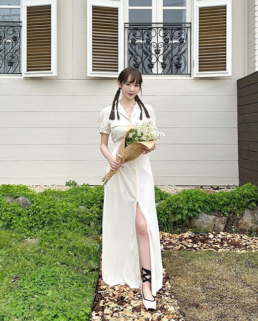 Female duo Davichi member Kang Min-kyung boasted her appearance while she was innocent.On the 4th, Kang Min-kyung posted several photos saying, Adults are more excited tomorrow is Childrens Day ... ~ _~.Kang Min-kyung in a public photo is wearing a white long dress and taking various poses with a bouquet.Kang Min-kyung is a white Matricaria bouquet resembling an egg fry for pure styling without tea.In particular, the head of the pigtail doubles the visual while the Kang Min-kyung is cute. Kang Min-kyungs girl-like appearance, which creates a clean and pure atmosphere, is gaining attention.Meanwhile, Kang Min-kyung is communicating with fans through his personal YouTube channel Ming Ming, which has 1.22 million subscribers.In addition, Kang Min-kyung unveiled the process of cutting GoldPush-button, which received 1 million YouTube subscribers through Ming Ming on the 9th of last month.It was cut for Davichi member Lee Hae-ri and collected topics.