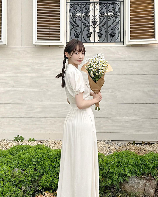Female duo Davichi member Kang Min-kyung boasted her appearance while she was innocent.On the 4th, Kang Min-kyung posted several photos saying, Adults are more excited tomorrow is Childrens Day ... ~ _~.Kang Min-kyung in a public photo is wearing a white long dress and taking various poses with a bouquet.Kang Min-kyung is a white Matricaria bouquet resembling an egg fry for pure styling without tea.In particular, the head of the pigtail doubles the visual while the Kang Min-kyung is cute. Kang Min-kyungs girl-like appearance, which creates a clean and pure atmosphere, is gaining attention.Meanwhile, Kang Min-kyung is communicating with fans through his personal YouTube channel Ming Ming, which has 1.22 million subscribers.In addition, Kang Min-kyung unveiled the process of cutting GoldPush-button, which received 1 million YouTube subscribers through Ming Ming on the 9th of last month.It was cut for Davichi member Lee Hae-ri and collected topics.