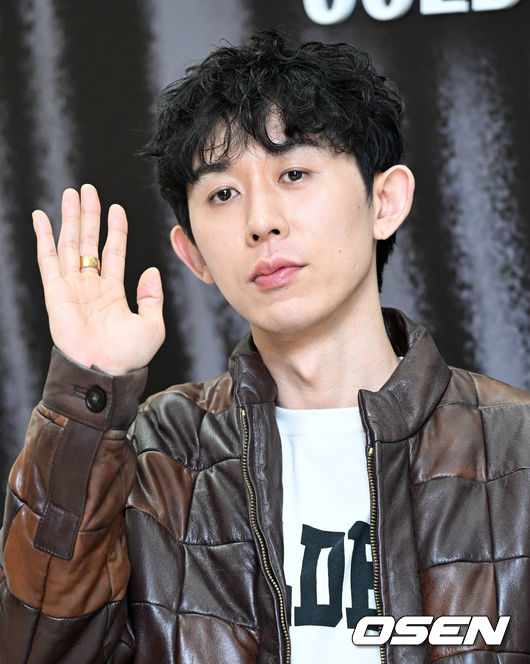 It has been confirmed that Code Kunst (34), a singer and entertainer, is currently an editor dealing with trends such as fashion, beauty, shopping and entertainment while dating ordinary women.As a result of the coverage on the 4th, Code Kunsts GFriend is working as a magazine editor for International Fashion Magazine E.GFriend Lee is 35 years old this year, 88 years old, one year older than Code Kunst, who was born in 1989.Code Kunst is not following GFriends SNS, but his GFriend is following Code Kunsts Instagram account with numerous entertainers.Meanwhile, Code Kunsts GFriend attended the 2023 FW Paris Fashion Week in March.DB