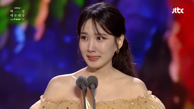 On the first day, Kim Kap-soo talked about the feelings of the winners while talking about The 59th Baeksang Arts Award for Best TV Drama at Jung Young-jin and Choi Wooks Maebul Show.I have given up on ending with Speech and saying thank you at all the awards.Award speech 80 ~ 90% of the message is to express gratitude to anyone, but I can not express this personally, he criticized the current situation.Kim Kap-soo then took aim at Park Eun-bin, who won the grand prize at the 59th Baeksang Arts Award for Best TV Drama, and said, Hes a great actor, and hell do well in the future, but hes crying and snorting and hes very... not only the awards, but also politicians should not stir up emotions in front of others.He said, What kind of courtesy is it to come out with bowing more than 30 times before being called to the stage and coming out on stage? Then I was surprised because I fell asleep and fanfare burst, and I came out and cried.If you are not 18 years old and you are 30 years old, you should have something called I Musici. Learn the most elegant appearance from Song Hye-kyo. I know youre happy to say your thoughts at all the awards, but do not cry or cry.Tangway and Song Hye-kyos behavior is a textbook, so look at it. In fact, some of the Talking sticks that Kim Kap-soo throws as bitters are enough to resonate with. Whether its drama, movies, or entertainment, dozens or hundreds of staff gather in a photo shoot.It is impossible to express gratitude to all of them at the bottom of the stage when they come to the stage as a winner, and viewers who watch the broadcast feel tired of listening to the winners feelings or seeing Spin-offs ending credits.Obviously, Spin-off can shine because of the sweat and hard work of many staffs as well as cast members, but thanks can be expressed in a variety of ways, including private meetings, team meetings, and personal contacts.For this reason, I sympathize with his bitter voice that he should convey meaningful testimony rather than gratitude when he stands on stage as a winner.But the problem is the Talking stick, which seems to mock Park Eun-bin.In fact, Park Eun-bin bowed to many people applauding in the audience after being called as the grand prize winner, and was surprised when the fanfare broke out after reaching the stage.In order to create a refuge of criticism rather than criticism, I made a justification to talk with my heart, but in the end, it is no different than mocking Park Eun-bin to have I Musici.In the end, Kim Kap-soo, who had a controversy about this, made an interview with iMBC Entertainment.In fact, Park Eun-bins award testimony was full, he said. It was not intended to attack Park Eun-bin, but to use Criticism as a material to pinpoint the social climate that has spread throughout popular culture.Criticism I wonder if MZ, who has a courageous imagination, is aiming at Kim Kap-soo and criticizes the world of Criticism by disparaging the comedian who challenged the film and building a career from the child and defaming the actor who won the honor of the object in 27 years. I wonder if it will be cool without saying young man.In the end, Kim Kap-soos bitter sound, which could be handed over to the culture of the Awards, became water to be discarded.