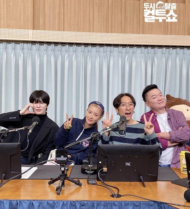Donga, Huang Bo and Lee Sung-jong appeared on SBS PowerFM Doosan Escape TV Cultwo Show.In SBS PowerFMs Doosan Escape TV Cultwo Show, which aired on the 5th (Friday), Donga, Huang Bo and Lee Sung-jong introduced and advised listeners stories in the Dont! section.On this day, Donga introduced the story of a listener who said, My friend who went to the army keeps calling me to write a letter. I do not have words to write as a letter on the phone. I used to be an entertainer when I went to a training camp.So I said, Donga is here. But one day, Letter came, and it was a mess.Then Donga said, I asked him why someone was running outside, and he said, Letter came to Donga, and it came from Lee Na-young. I am acquainted with Lee Na-young.But how could Lee Na-young?The kids all surrounded me and said, Open up, so I opened the letter ... Kim Na-young was sent to Lee Na-young to be popular. When Huang Bo admired her for being witty, Donga said, The kids next to her were like, Oh, what the hell? But it was good. It was when Kim Na-young and I were very close.At that time, Kim Na-young pushed my head when I entered because I was long-haired. It was close.Doosan Escape TV Cultwo Show is broadcast daily from 2 pm to 4 pm on SBS PowerFM and can be heard through PC and smartphone application SBS Gorilla.IMBC  ⁇  Photo Capture SBS Two-hour Escape TV Cultwo Show Instagram