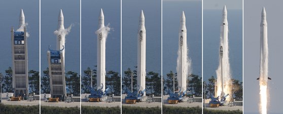 2009년 8월 25일 한국 최초의 우주발사체 나로호(KSLV-1)가 전남 고흥군 외나로도 나로우주센터 발사대에서 발사되고 있다. 중앙포토