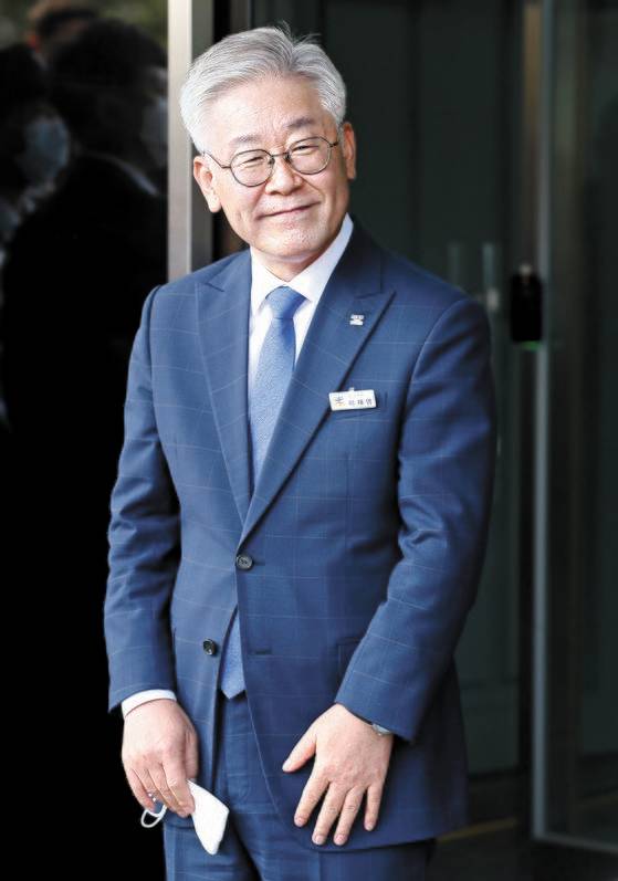 '친형 강제입원'과 관련한 허위사실 공표 혐의에 대해 2심에서 당선무효형을 선고받았다가 대법원의 원심 파기환송으로 지사직을 유지하게 된 이재명이 2020년 7월 16일 오후 경기도 수원시 경기도청에서 입장을 밝히며 지지자들에게 미소를 지으며 인사하고 있다. 대법원 전원합의체는 직권남용 권리행사 방해, 공직선거법 위반 등 혐의로 기소된 이재명의 상고심에서 일부 유죄로 판결한 원심을 깨고 무죄 취지로 사건을 수원고법으로 돌려보냈다고 밝혔다. 사진 연합뉴스