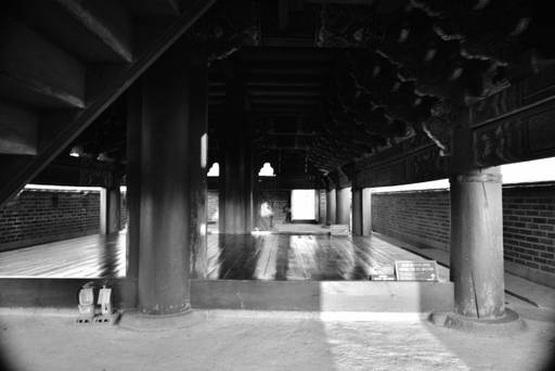 육축 위 문루 1층에서 기둥 아래 기초인 원형 주초석을 누구나 볼 수 있다