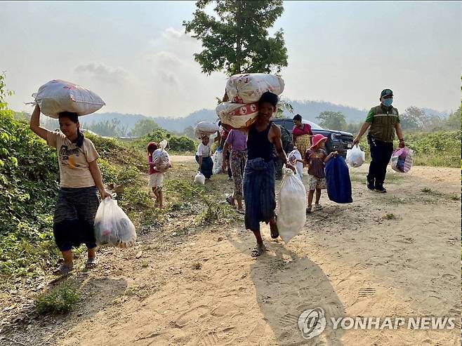 전투를 피해 집을 떠나는 미얀마 국내 피란민들 [AFP 연합뉴스 자료 사진. 재판매 및 DB 금지]