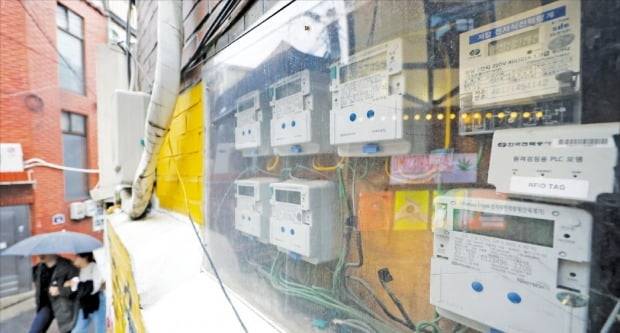 5일 서울시내 주택가에 설치된 전기계량기. 정부·여당이 2분기 전기요금 인상을 미루면서 한국전력의 적자가 늘어나고 있다는 지적이 나온다. /연합뉴스