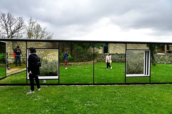 다니엘 뷔렌(Daniel Buren) 거울 작품