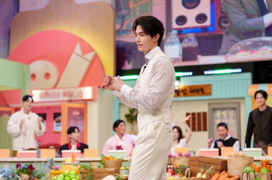 Actor Lee Dong-wook, Kim So-yeon, and Kim Bum appear on TVN  ⁇  Amazing Saturday  ⁇  broadcast on the 6th.Lee Dong-wook, Kim So-yeon, and Kim Bum showed off their unique presence from the beginning. ⁇  Amazing Saturday  ⁇  Lee Dong-wook, the third visit, collects his curiosity by saying that he is aiming to be self-centered today.In the meantime, I have done everything from dictation to joker dispute, and I will leave it to the flow of water today.Amazing Saturday steamer Kim Bum makes a bombshell announcement that he is looking for a vacancy in Amazing Saturday, and it is revealed that he is coveting the place of the Maison Ikkoku as well as the MC boom.Kim So-yeon introduces a special relationship with Taeyeon. He tells us that he received a precious gift from Taeyeon 13 years ago, and emphasizes that he still owns it.After that, he has been studying 8 pieces for Amazing Saturday, and he is raising his enthusiasm for  ⁇   ⁇ .Since then, Kim Bum has been showing off his  ⁇  Amazing Saturday  ⁇   ⁇   ⁇   ⁇   ⁇   ⁇   ⁇ .Nervously, Kim Bum struggled with a sense of crisis.Lee Dong-wook, who promised his weight, is still enthusiastic about the scene. He goes on a memorable trip, memorizes song information, and pours out uncompromising remarks.Kim So-yeon attracts attention with its colorful reaction and warm empathy. He also showed off his charm of reversal that goes beyond humility and charisma.Meanwhile, on this day, Maison Ikkoku, who poured out ideas on the high-pitched dictation, is going to make a dress-up for a long time. Lee Dong-wook sneaked Kim So-yeon into the betting and raised the atmosphere.Kim So-yeon shows a lovely dance, and while dancing, she does not lose humility, so she makes Maison Ikkoku nauseous.Lee Dong-wook and Kim Bum immerse themselves in the game and raise tension, and show off their reverse performance.Maison Ikkokus colorful performance, which made the mouths open, and Kim Dong-hyun, who took control of the stage with bold gestures, can all be seen on the air today.TvN Weekend Variety  ⁇  Amazing Saturday  ⁇  is broadcast every Saturday at 7:30 pm.Photograph: tvN