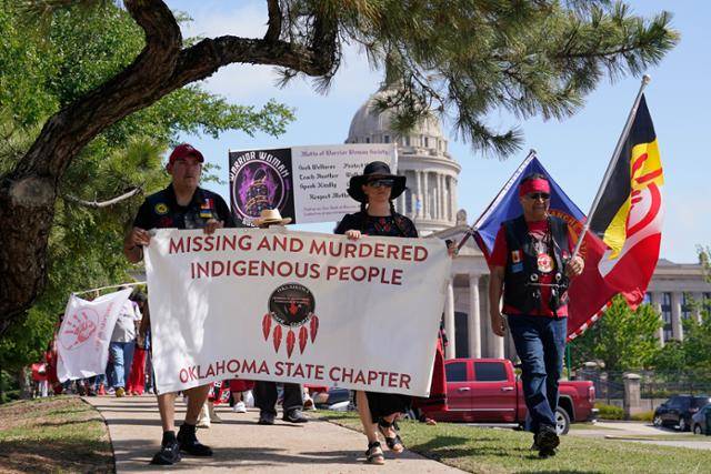 미국 '실종되고 살해된 원주민 인식의 날'인 5일 오클라호마주 오클라호마시티 주의회 청사 앞에서 시민들이 행진하고 있다. 오클라호마시티=AP 연합뉴스