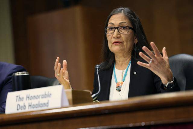 뎁 할랜드 미국 내무장관이 2일 워싱턴 국회의사당에서 열린 상원 에너지천연자원위원회 청문회에서 발언하고 있다. 워싱턴=AFP 연합뉴스