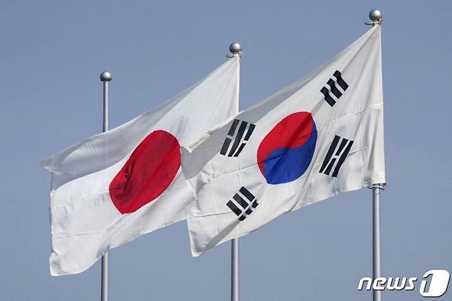 윤석열 대통령이 한일 정상회담을 실시하기 위해 일본에 방문한 가운데, 일본의 일장기와 우리나라 태극기가 도쿄 하네다 공항에 나란히 걸려 있다. ⓒ AFP=뉴스1