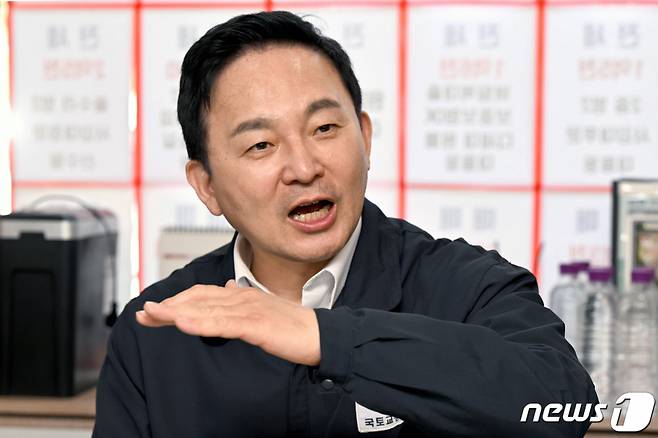 (서울=뉴스1) 민경석 기자 = 원희룡 국토교통부 장관이 3일 오후 서울 마포구의 한 공인중개사무소를 방문해 소규모 주택 관리비 부과 실태 및 일대 월세 매물 관련 질문을 하고 있다.(공동취재) 2023.5.3/뉴스1 Copyright (C) 뉴스1. All rights reserved. 무단 전재 및 재배포 금지.