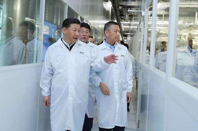 지난 2018년 중국 우한에 있는 YMTC 공장에서 시진핑(왼쪽) 중국 국가주석이 자오웨이궈(가운데) 칭화유니그룹 회장, 양스닝(오른쪽) YMTC 최고경영자와 함께 반도체 생산 라인을 둘러보고 있다. /사진=신화사