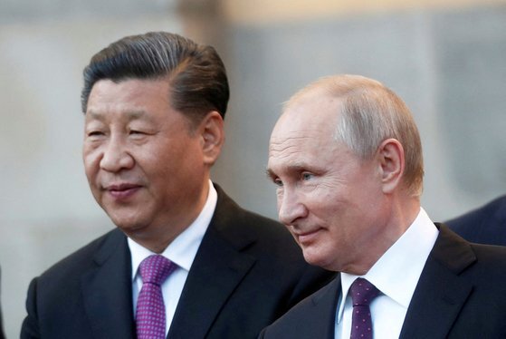 시진핑 중국 국가주석(왼쪽)과 블라디미르 푸틴 러시아 대통령. 우크라이나 전쟁이 장기화하며 중국의 중재 가능성도 커지고 있다. 로이터=연합뉴스