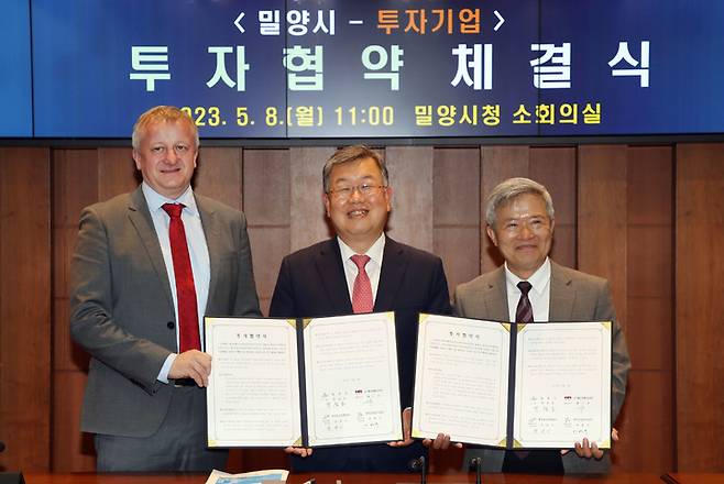 사진 왼쪽부터 쿠퍼 존 HA그룹 부사장, 박일호 시장, 배기호 HA코리아 대표. *재판매 및 DB 금지