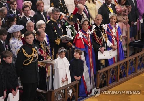 대관식에 참석한 왕실 일가와 해리 왕자(사진 왼쪽 상단) [AP 연합뉴스 자료사진]