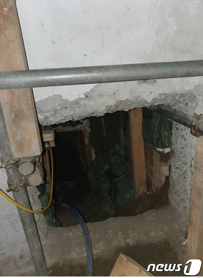 경찰에 붙잡힌 송유관 절도 피의자들이 모텔 지하실에 뚫은 땅굴 입구(대전경찰청 제공)/뉴스1