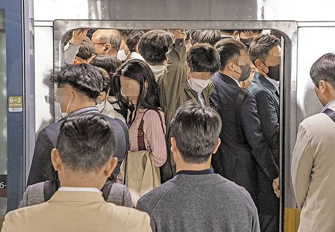8일 퇴근 시간대인 오후 6시 30분쯤 서울 지하철 9호선 여의도역에 도착한 급행열차. 전동차 안은 이미 승객들로 가득 차 있는데도 승객들은 인파 사이로 비집고 들어가고 있다. /박상훈 기자