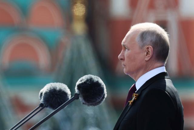 블라디미르 푸틴 러시아 대통령이 9일 모스크바 붉은광장에서 열린 전승절 78주년 기념행사에서 연설하고 있다. 모스크바=AP 연합뉴스
