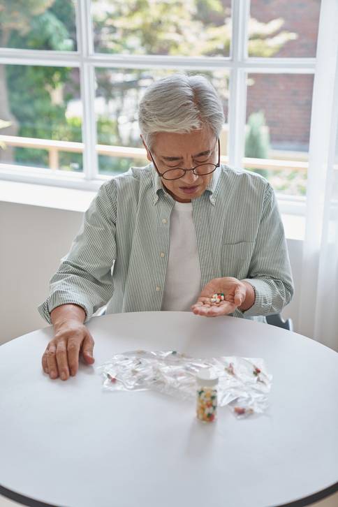 젊을 때 아무런 문제 없이 먹던 약이라도, 노쇠한 이후 복용하면 부작용이 생길 수 있다. /게티이미지뱅크