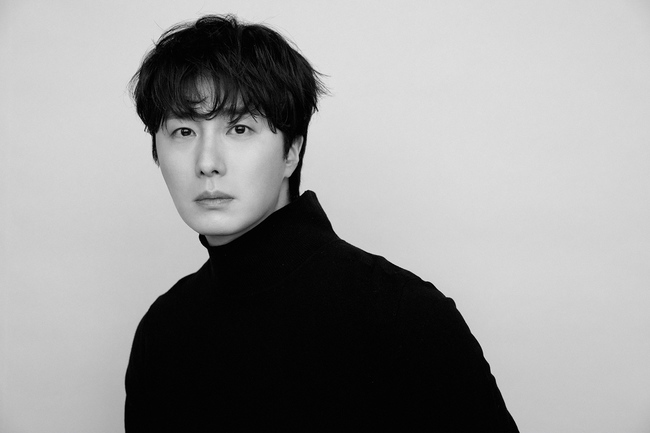 Actor Jung Il-woo has unveiled a new profile.Recently, a new profile of Jung Il-woos soft charisma was uploaded to his agencys Studio 252 official SNS account.In a monotone photo, Jung Il-woo gazed at the camera and caught his eye with his intelligent eyes. In a photo wearing a navy knit, he is shaking his head with a flawless skin and a soft smile.Jung Il-woos unique boy beauty and gentle and warm eyes filled the narrative like a character poster of a work.