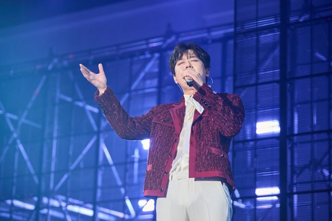 Lee Chan-wons national tour concert  ⁇  ONE DAY  ⁇  Deagu performance ended with great success.Lee Chan-won conducted  ⁇  2023 Lee Chan-won Concert ONE DAY ⁇  (hereinafter referred to as ONE DAY ⁇ ) - Deagu at the Deagu EXCO 5th Floor Convention Hall for a total of three days from May 5th to 7th.Deagu proved to be very popular with Lee Chan-wons hometown, selling a total of 9,000 seats at the same time as opening the last ticket.Lee Chan-won opened the opening by singing Do you want to go with me? He then went to the concert hall with a selection of songs such as Lets have a meal, I like it and Go to the Twist Gogo.Next, Lee Chan-won, who sang a series of songs about romance, sang Why are you looking back, You are far away, Dream Trot Medley (Kasbas lady, by chance, baby, You are my man) and led the audiences explosive response with savory songs and exciting stage performances.Lee Chan-won, who presented a sweet voice and soft sensibility with a good day, showed two surprise stages of Fighting on the first day of the performance and Fighting on Boseoksoon.In addition, the girl group New Jinxs  ⁇  Hype Boy  ⁇ , Zicos  ⁇   ⁇   ⁇   ⁇  stage is perfect digestion, as well as the freshness of the idol and disarmed the hearts of the fans.On this day, Lee Chan-won showed a refreshing spring atmosphere by showing Letters, Saturday night, Sitting on the roadside and Love heart as an acoustic version stage.In addition, Lee Chan-woong has been a member of the  ⁇   ⁇   ⁇   ⁇   ⁇   ⁇ ,  ⁇   ⁇   ⁇   ⁇ ,  ⁇   ⁇   ⁇   ⁇ ,  ⁇   ⁇   ⁇   ⁇   ⁇   ⁇   ⁇   ⁇   ⁇   ⁇   ⁇   ⁇   ⁇   ⁇   ⁇   ⁇   ⁇   ⁇   ⁇   ⁇   ⁇   ⁇   ⁇   ⁇   ⁇   ⁇   ⁇   ⁇   ⁇   ⁇   ⁇   ⁇   ⁇   ⁇   ⁇   ⁇   ⁇   ⁇   ⁇   ⁇   ⁇   ⁇   ⁇   ⁇   ⁇   ⁇   ⁇   ⁇   ⁇   ⁇   ⁇   ⁇   ⁇   ⁇   ⁇   ⁇   ⁇   ⁇   ⁇   ⁇   ⁇   ⁇   ⁇   ⁇   ⁇   ⁇   ⁇   ⁇  Its him.In particular, at the last Medley Stage, the  ⁇   ⁇   ⁇   ⁇   ⁇   ⁇  Stage, the audience added a lot of  ⁇   ⁇   ⁇  and decorated the rich end.Lee Chan-won, who announced the end of the Deagu Concert with thanksgiving, concluded the Lee Chan-won Concert  ⁇  ONE DAY  ⁇  Deagu performance at the end of the last song  ⁇   ⁇   ⁇   ⁇   ⁇   ⁇ .Lee Chan-won, who played a variety of charms in Deagu, Jasins hometown, led the fans with a variety of selection of songs across genres such as trot, dance, and ballad, and a spectacular performance using state-of-the-art stage devices.On the other hand, Lee Chan-won, who concluded the Deagu performance, will continue the national tour concert in Daejeon on May 20 and 21, Busan on June 9 and 10, and Goyang on June 24 and 25.High-quality performances such as Seoul, Chuncheon, and Deagu have made local fans more excited.jackpot project