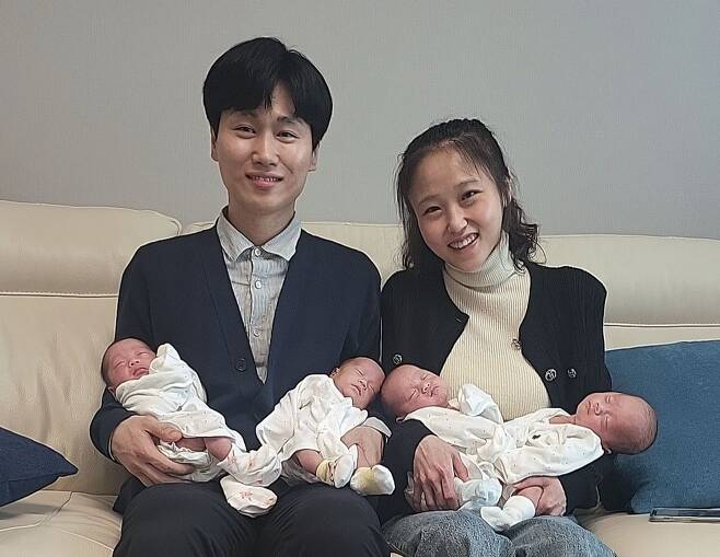 SK온 송리원(왼쪽) PM 부부와 네쌍둥이 가족./SK온