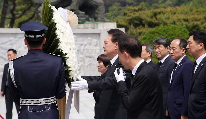 윤석열 대통령이 정부 출범 1주년인 10일 서울 동작구 국립서울현충원을 찾아 참배하며 헌화하고 있다. /연합뉴스
