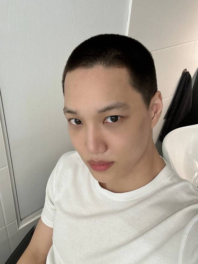 EXO Kai unveiled a shortened hairstyle ahead of the training Ipso facto.Kai posted a short hairstyle photo on the fan messenger Bubble on the 10th. Kai promised to push the hairstyle and send the picture at the solo on-line and offline fan meeting on the 9th.Kai said, Its a cute piece of paper. I like it more than I thought. I love the hairstyle. Its like the first time Ive done it since I was born. Its the first time the wind has worked on a hairstyle.Kai announced the Enlisted news on March 3. SM Entertainment said, Kai was preparing for EXO Come Back scheduled for this year.However, recent changes in Military Manpower Administration regulations have made Ipso facto faster than planned. He will receive basic military training at Army Training on November 11, and will serve as a substitute for social service personnel. I will come back and smash it once, he said.