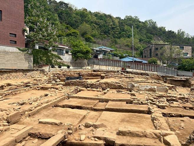 서울 도심에서 확인된 고려시대 추정 건물터 (서울=연합뉴스) 김예나 기자 = 10일 서울 종로구 신영동의 한 발굴 조사 현장 모습. 이곳에서는 고려시대에 조성된 것으로 추정되는 건물터와 11∼14세기 유물이 나왔다. 2023.5.10
yes@yna.co.kr