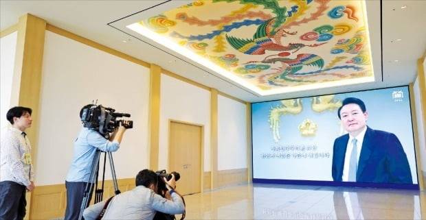 윤석열 대통령 취임 1주년을 맞은 10일 최근 리모델링 공사를 마친 용산 대통령실 정현관에 취임 1주년 홍보 영상이 상영되고 있다. /김범준 기자